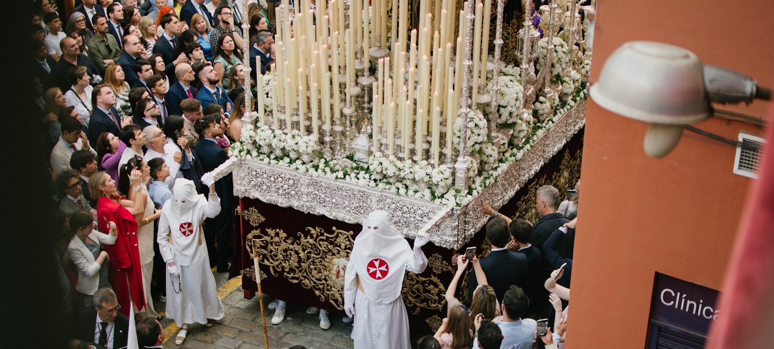 Prozession der Semana Santa in den Straßen der Altstadt von Sevilla