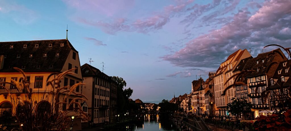 Quartiere della Petite France a Strasburgo illuminato per Natale