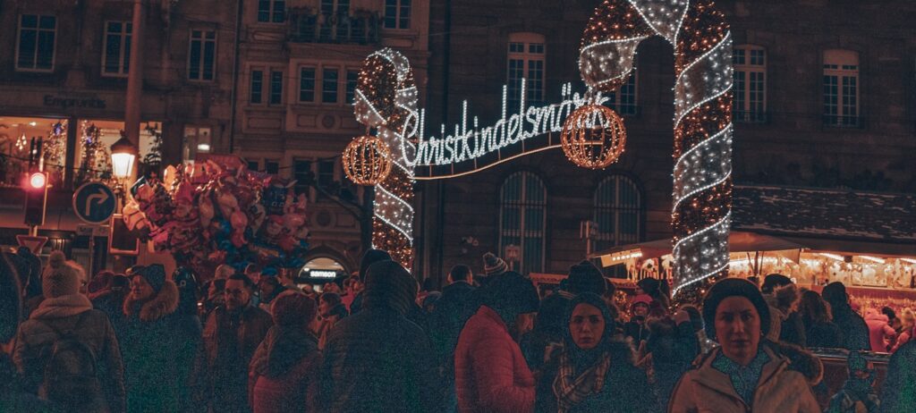 Atmosfera natalizia in una winstub tradizionale di Strasburgo
