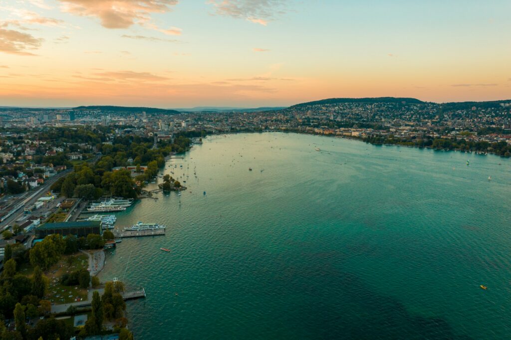 Vue aérienne du lac de Zurich au coucher du soleil, bassin où se tient la Street Parade