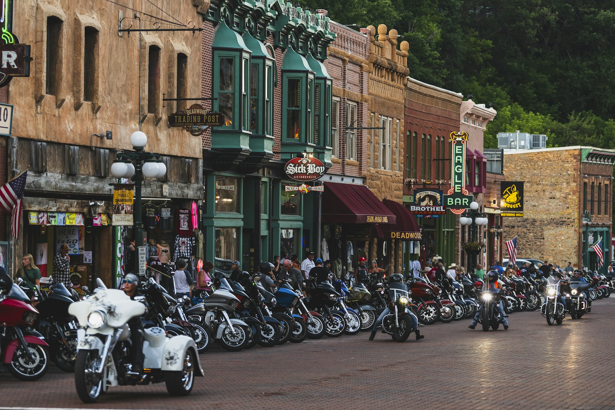 Main Street di Sturgis gremita di moto Harley-Davidson durante il raduno annuale