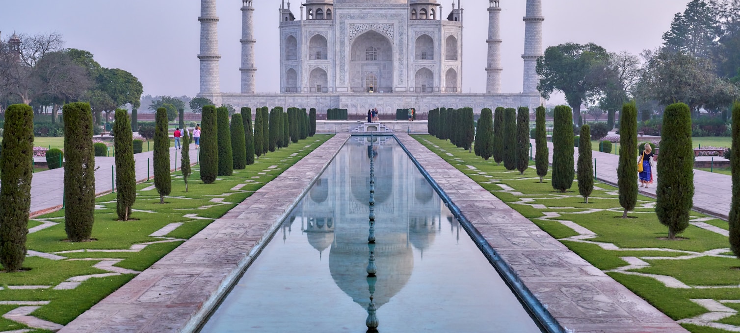 Il Taj Mahal quasi deserto la mattina presto prima dell'affluenza