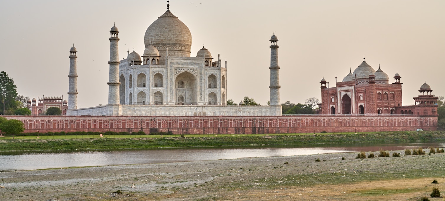 Vista del Taj Mahal dai giardini di Mehtab Bagh al tramonto