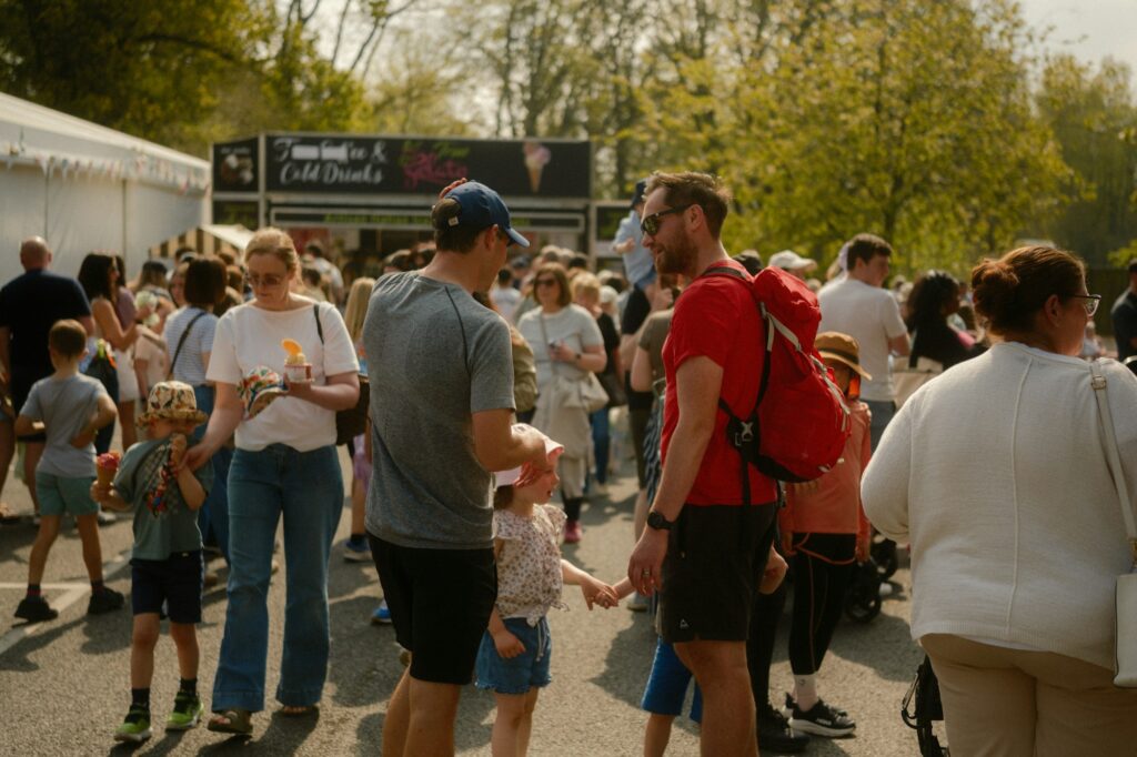 Foule profitant des stands gastronomiques lors d'un festival culinaire en plein air a Chicago