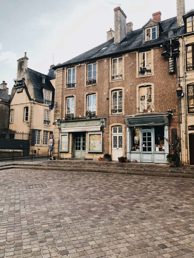 Rue piétonne médiévale de Bayeux avec maisons à colombages