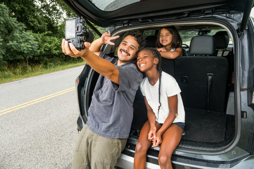 Famille en voiture sur une route de vacances en Europe en ete