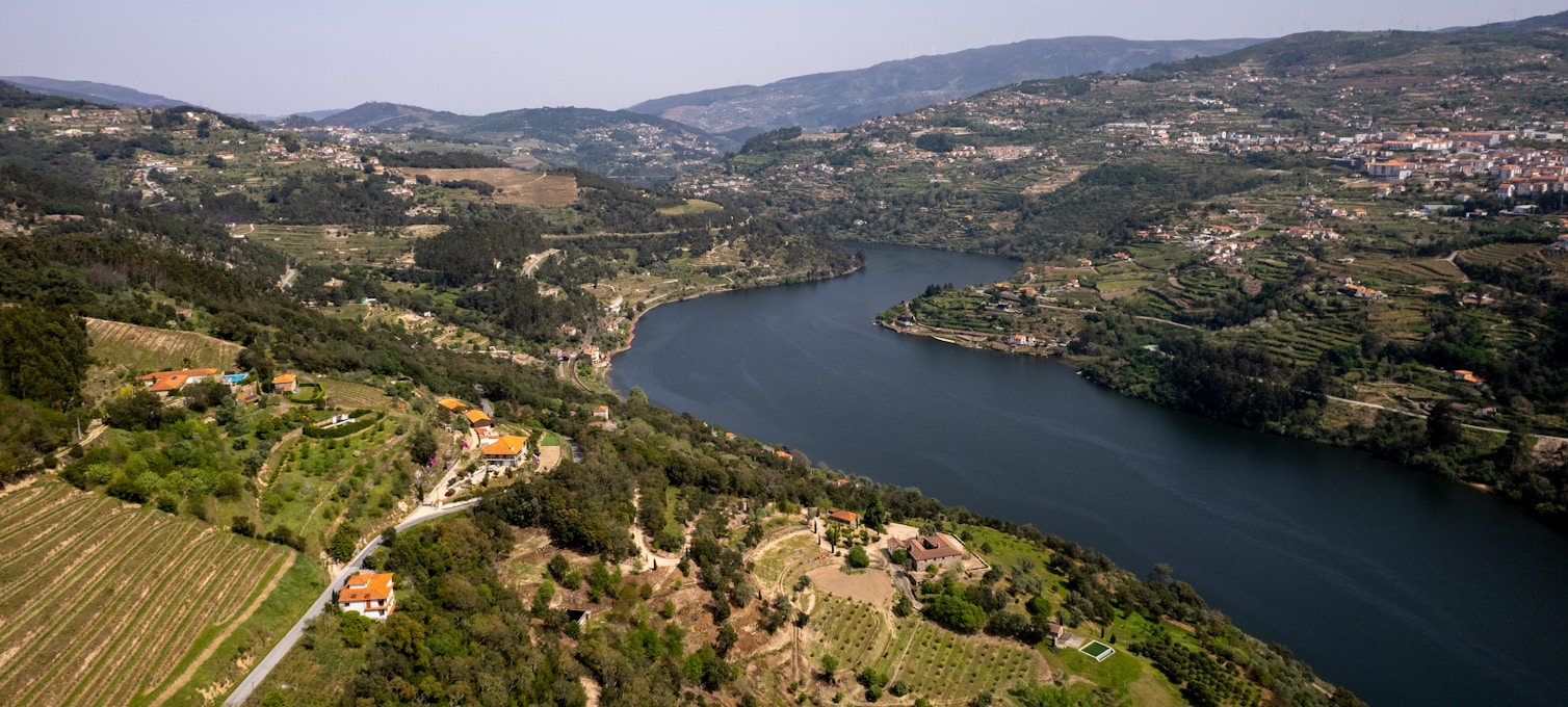 Vue panoramique de Porto depuis le fleuve Douro avec les ponts et les caves de vin