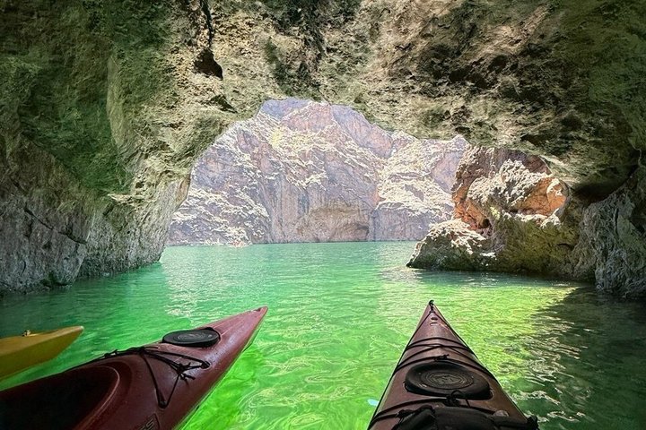 Kayak sur le Colorado près de la grotte d'Émeraude aux eaux turquoise