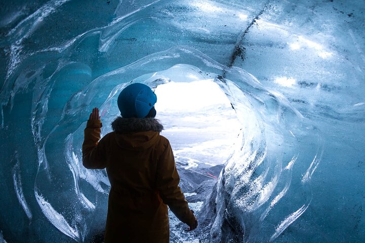 Interno azzurrato della grotta di ghiaccio artificiale di Katla in Islanda