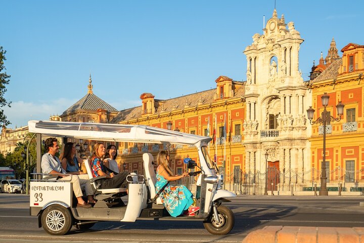 Privates Öko-Tuk-Tuk in den Straßen der Altstadt von Sevilla