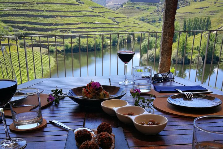 Dégustation de vin de Porto dans une cave historique de la vallée du Douro