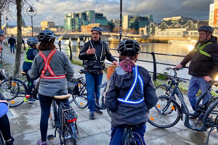 Cyclistes explorant le Dublin viking et géorgien à vélo