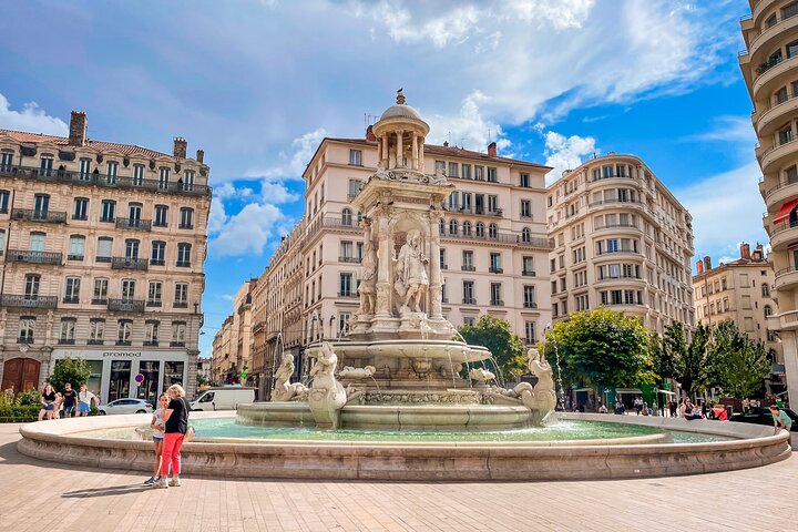 Vieux Lione patrimonio UNESCO, strada acciottolata e facciate rinascimentali con la basilica di Fourvière sullo sfondo