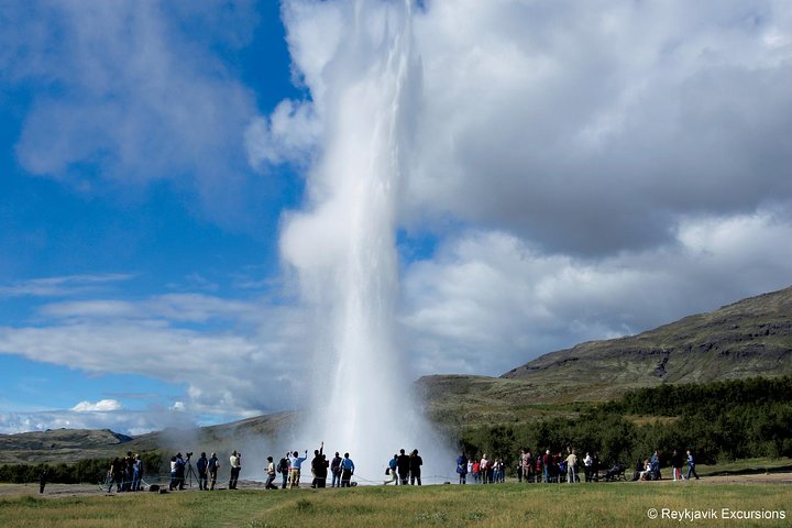 Bus turistico sul percorso del Golden Circle vicino a Gullfoss in Islanda