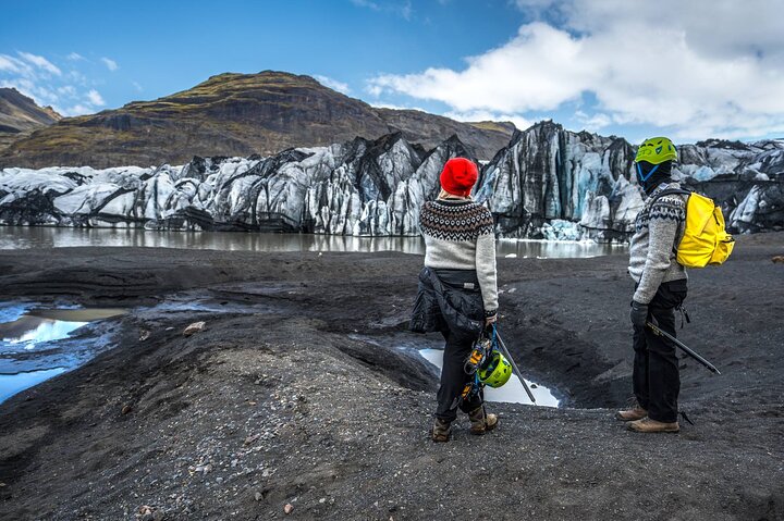 Escursionisti con ramponi sul ghiacciaio Solheimajokull in Islanda