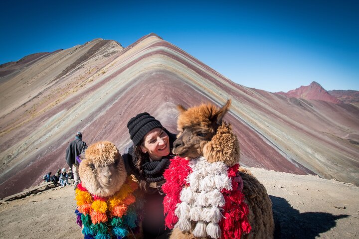 Wanderer in einer Kleingruppe auf dem Pfad zum Rainbow Mountain ab Cusco