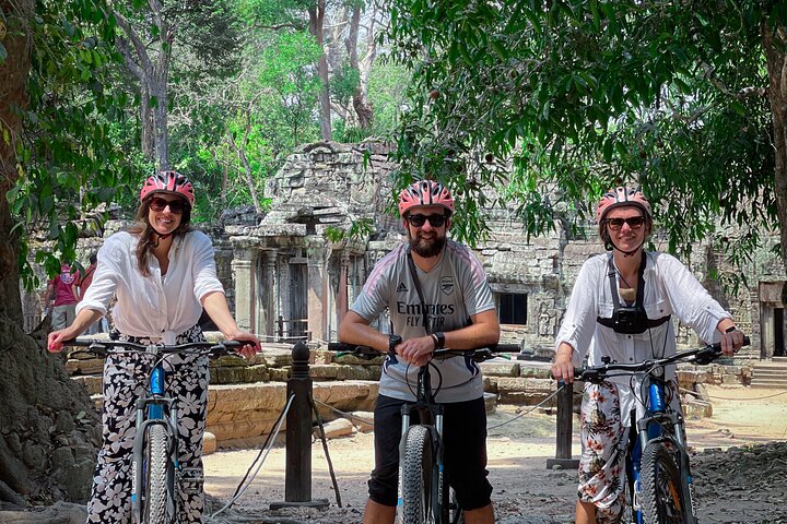 Expédition à vélo au lever du soleil sur les routes secondaires d'Angkor