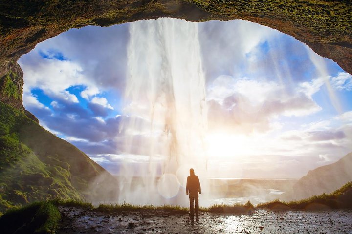 Cascata di Seljalandsfoss sulla South Coast islandese, si può passare dietro