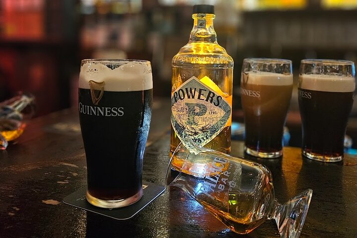 Pub traditionnel irlandais hors des sentiers battus pendant une tournée guidée à Dublin