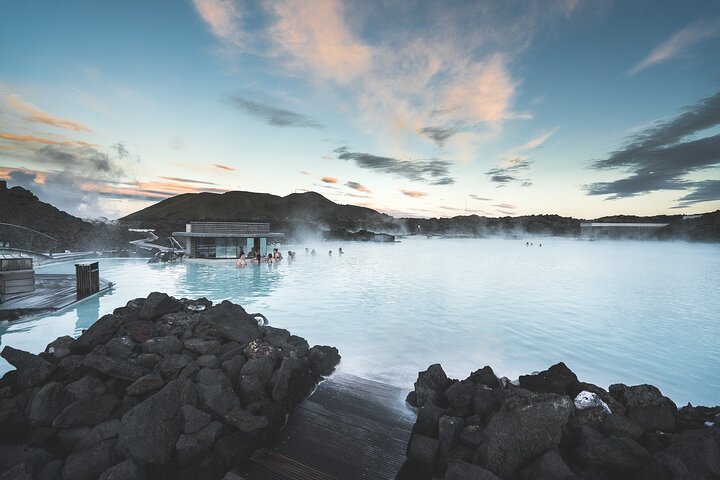 Bagnanti nelle acque blu latte della Blue Lagoon in Islanda