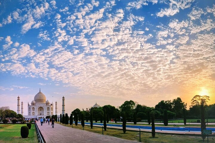 Ingresso al Taj Mahal all'alba porta Est guida locale 43443P1