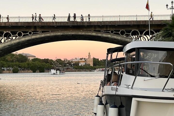 Boot auf dem Guadalquivir mit Blick auf die Torre del Oro, Sevilla