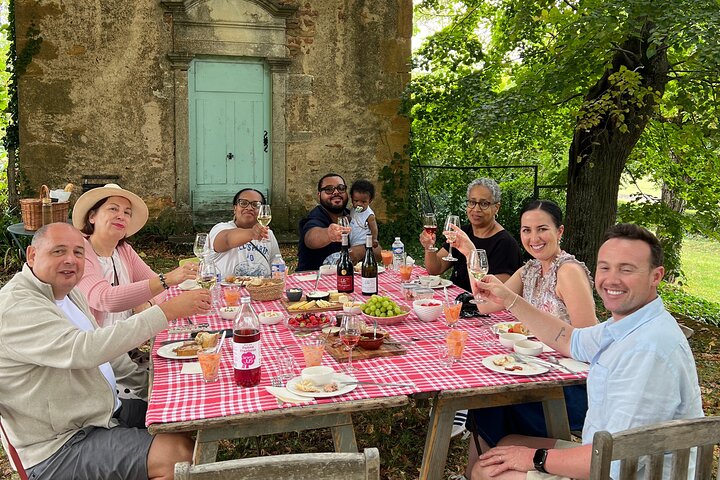 Vigneti del Beaujolais, villaggi di pietre dorate e pranzo pic-nic tra le vigne
