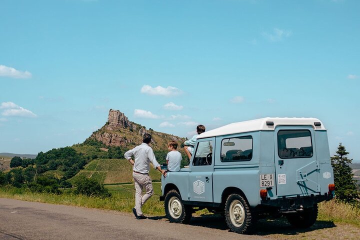 Land Rover vintage nei vigneti del Mâconnais in Borgogna, degustazione di vino