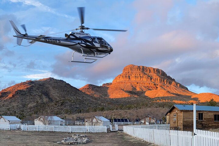 Elicottero al Grand Canyon con atterraggio in un ranch Western