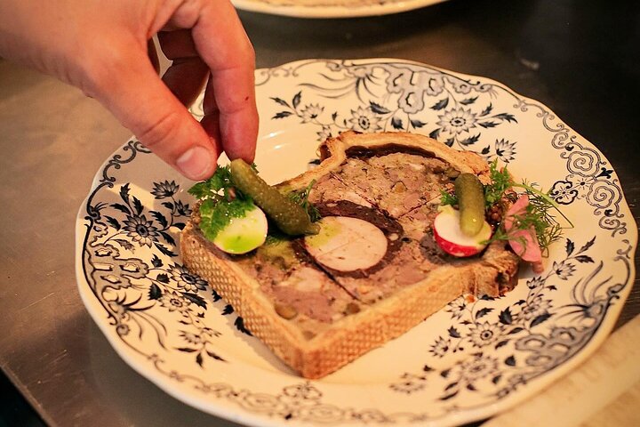 Bouchon lione tradizionale, tovaglia a quadretti e gastronomia locale