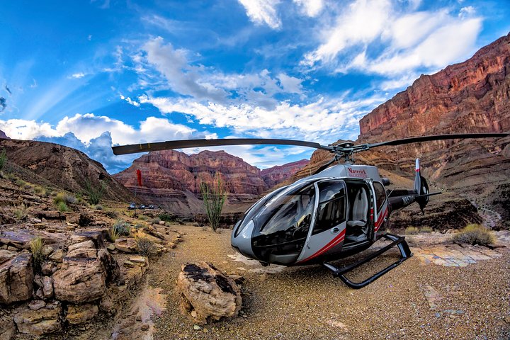 Hélicoptère survolant le Grand Canyon au coucher du soleil