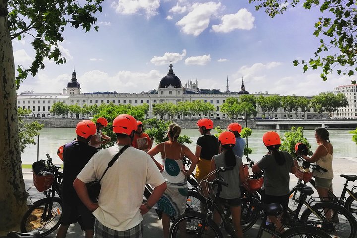 Electric bike and tasting during a combined outing in Lyon