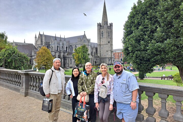 Façade de la cathédrale Saint-Patrick à Dublin avant une visite guidée