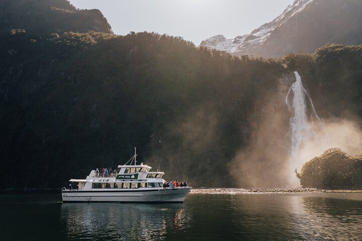 Croisière panoramique de 2 h sur le Milford Sound (photo 2)