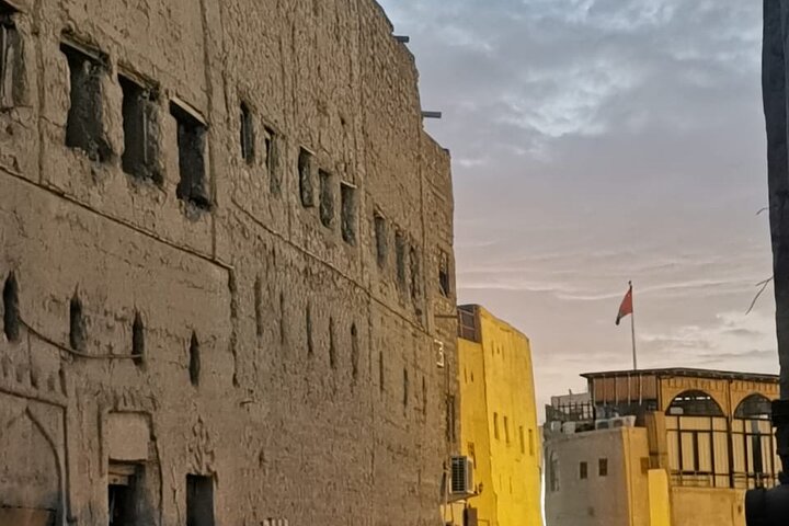 Vieux Nizwa en voiturette électrique – Nizwa Central Souq, Nizwa, Oman (photo 1)