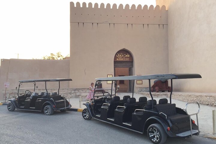 Vieux Nizwa en voiturette électrique – Nizwa Central Souq, Nizwa, Oman (photo 2)