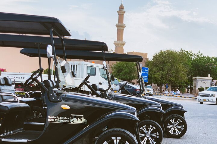 Vieux Nizwa en voiturette électrique – Nizwa Central Souq, Nizwa, Oman (photo 3)
