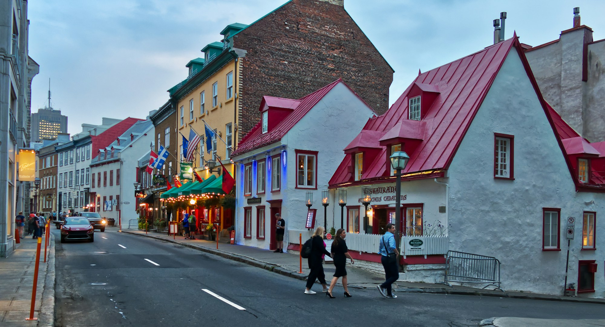 Rue pittoresque du Vieux-Québec avec boutiques et restaurants
