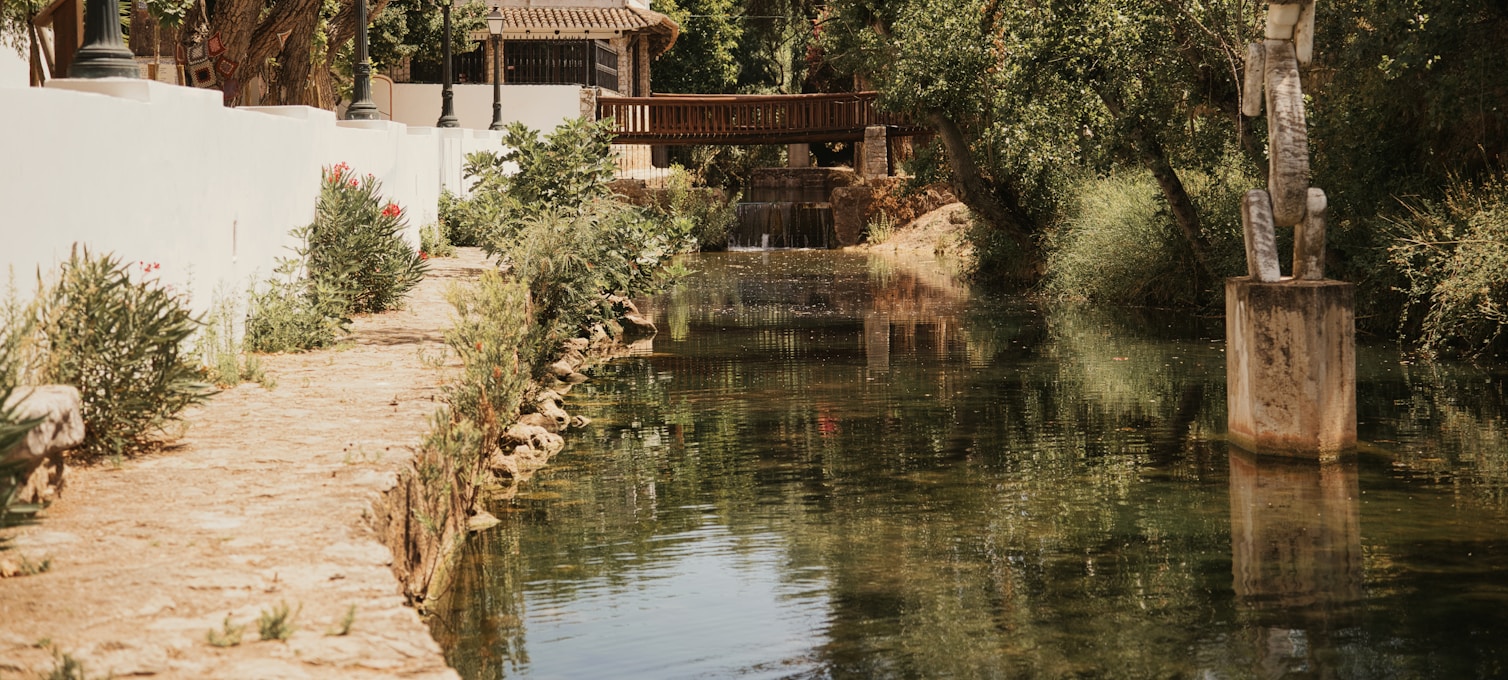 Vicoli acciottolati e case imbiancate a calce del villaggio di Alte, nell'entroterra dell'Algarve