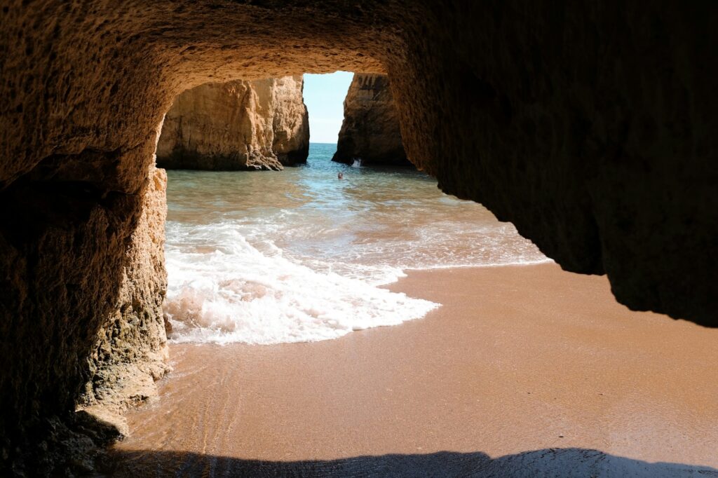 Grotte de Benagil et falaises dorées de la côte de l'Algarve, Portugal