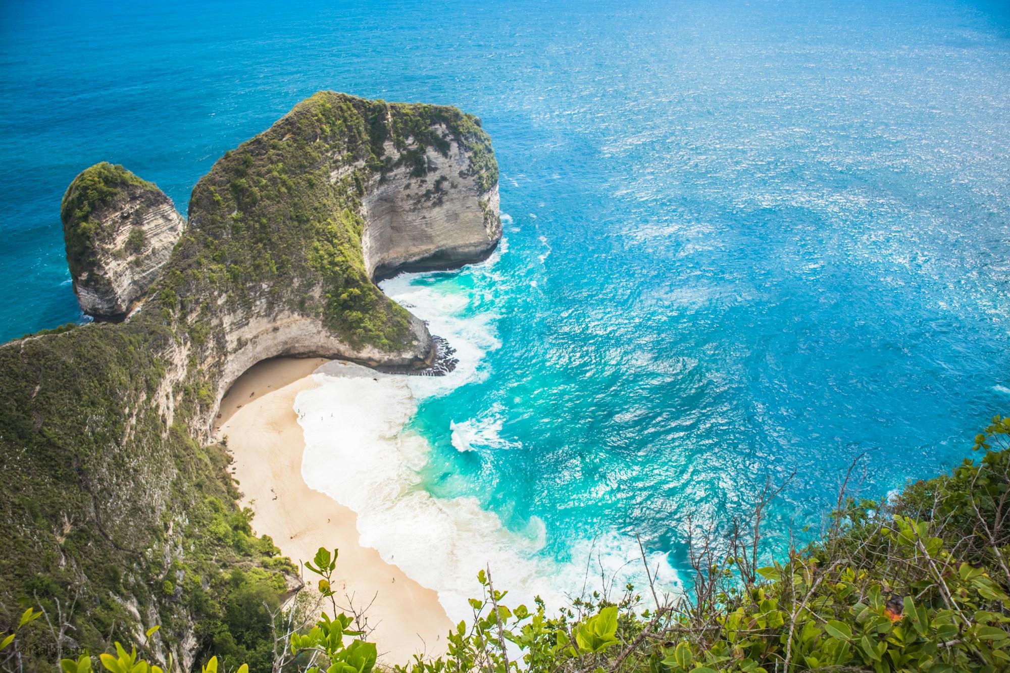 Falaise de Kelingking Beach à Nusa Penida, au large de Bali, sous le ciel dégagé d'août