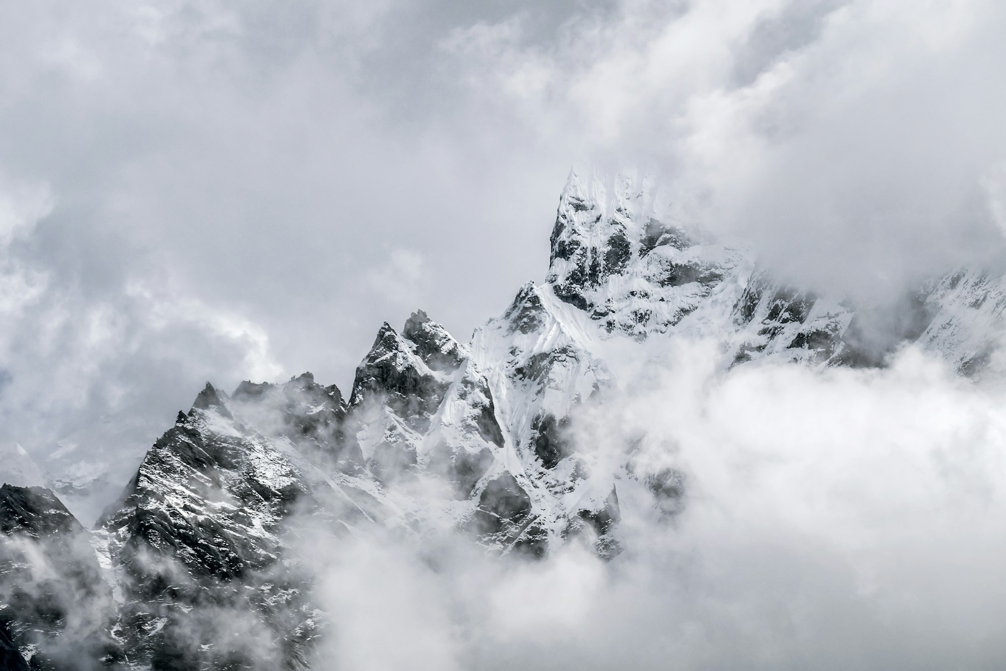 Sommets himalayens masqués par les nuages de mousson au Népal