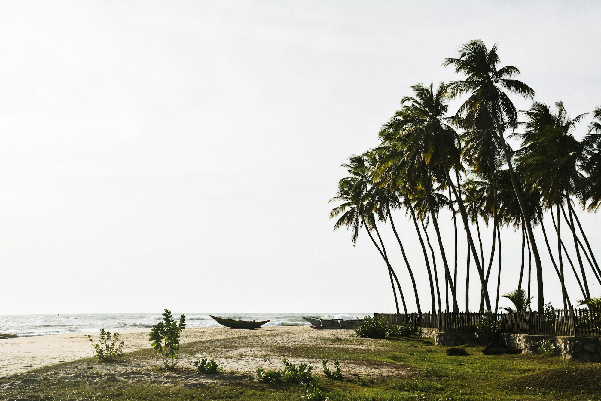 Plage tranquille de la côte est du Sri Lanka, épargnée par la mousson en août