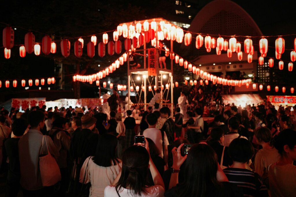 Danseurs et spectateurs réunis lors d'une grande soirée de festival de rue au Japon