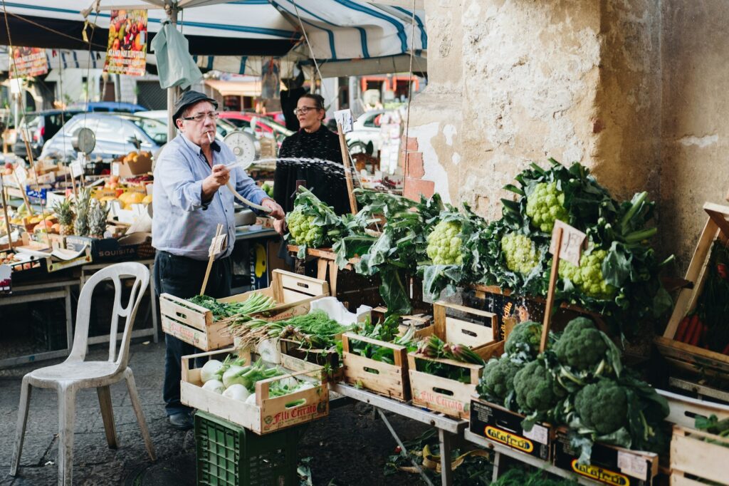 Étals de street food et ambiance de marché dans les rues de Palerme