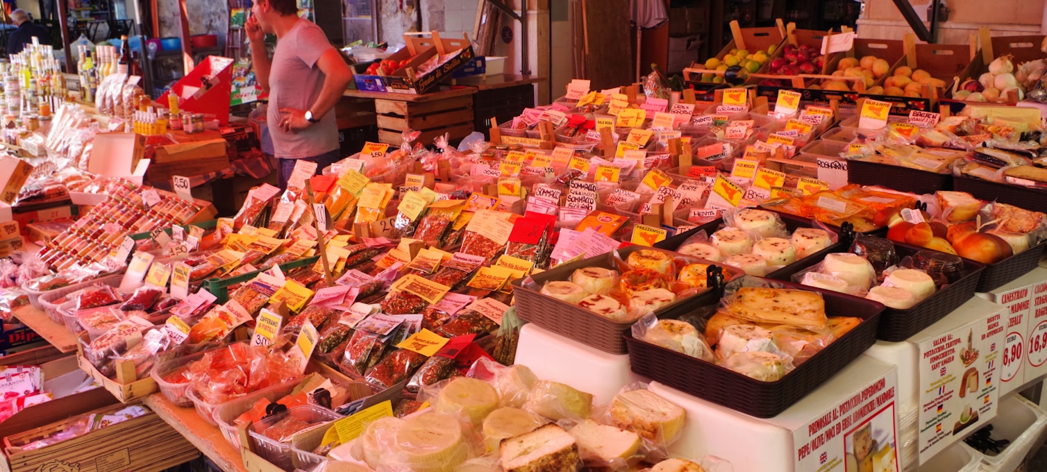 Banchi colorati di frutta e verdura al mercato Ballarò di Palermo
