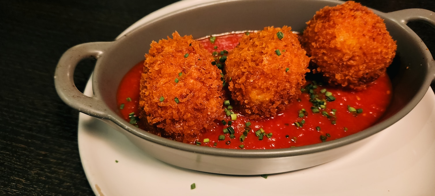 Street food fritto di Palermo: arancina e panelle servite su un banco