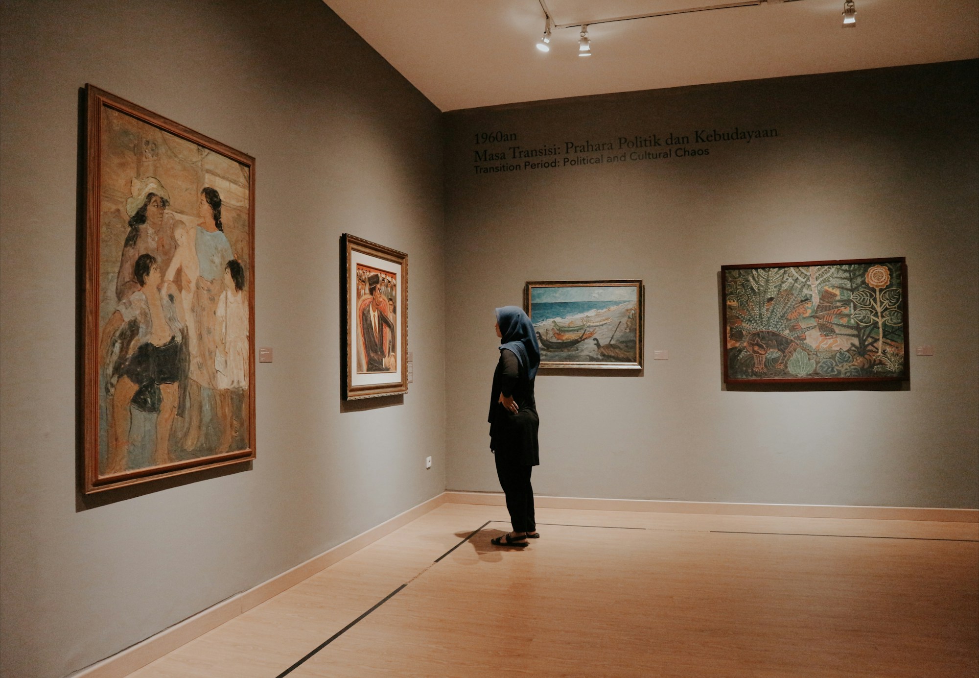 Spectateur contemplant des peintures dans un musée d'art