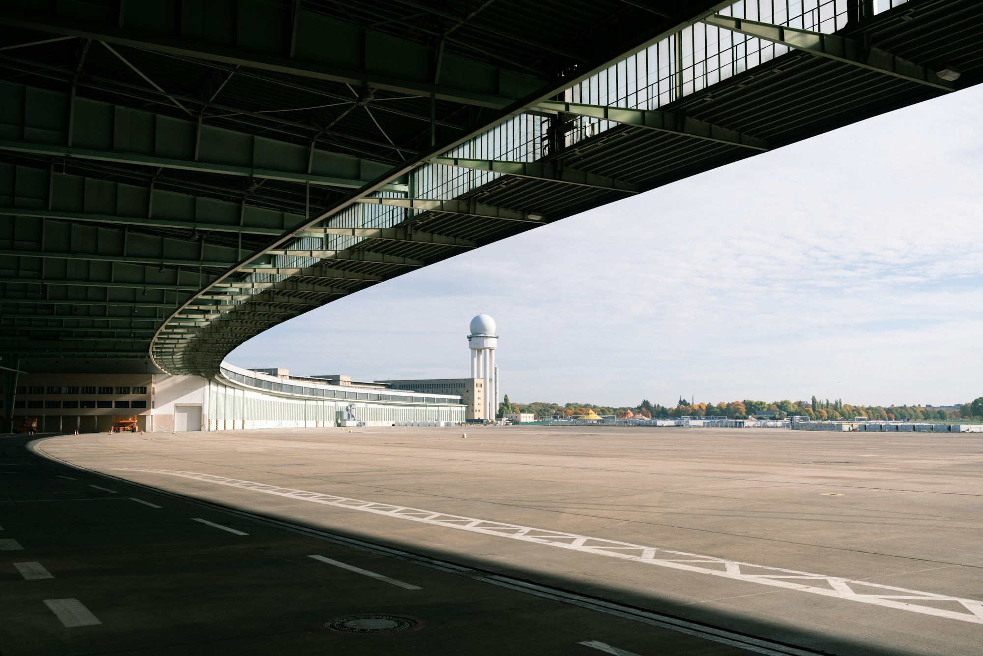 Hangar et tour de contrôle de l'ancien aéroport de Tempelhof à Berlin, décor de la foire Positions