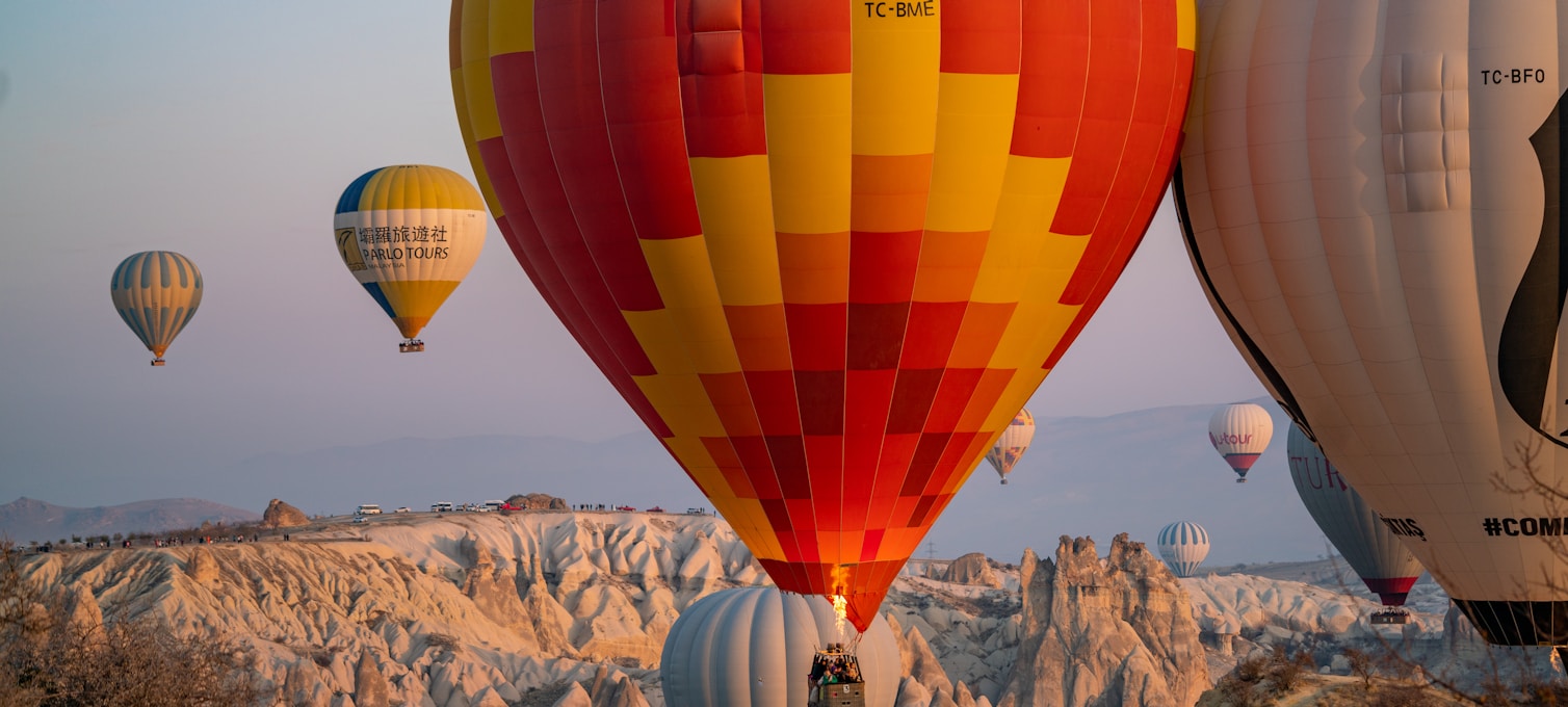 Montgolfières au lever du soleil au-dessus des vallées de Cappadoce